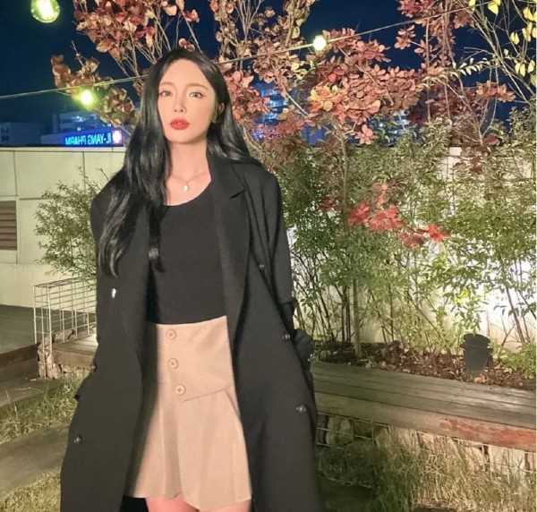 가수 홍진영이 자신의 인스타그램을 통해 몰라보게 살이 빠진 근황 사진을 올려 화제
