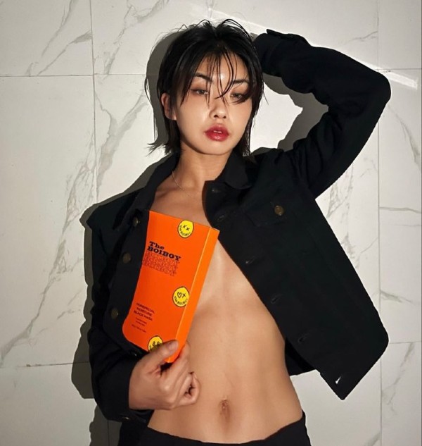 유명 안무가이자 댄서인 아이키가 광고 모델로 활동 중인 마스크팩 광고 사진에서 파격적인 노브라 패선을 선보여