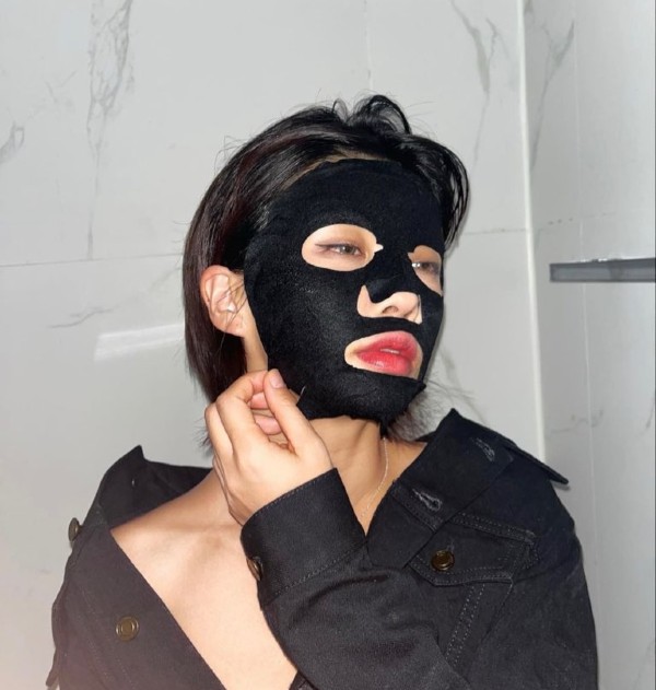 유명 안무가이자 댄서인 아이키가 광고 모델로 활동 중인 마스크팩 광고 사진에서 파격적인 노브라 패선을 선보여