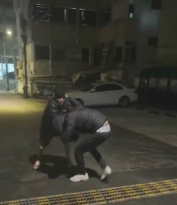 래퍼 로볼프와 치트키 현피 몸싸움 육탄전 영상