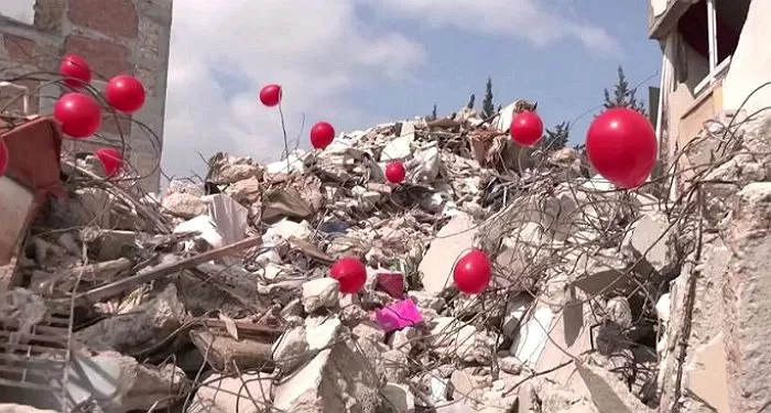튀르키예 지진 현장 가득히 장식한'빨간 풍선' 몰랐던 이유 알고 나면 눈물 나는 사연