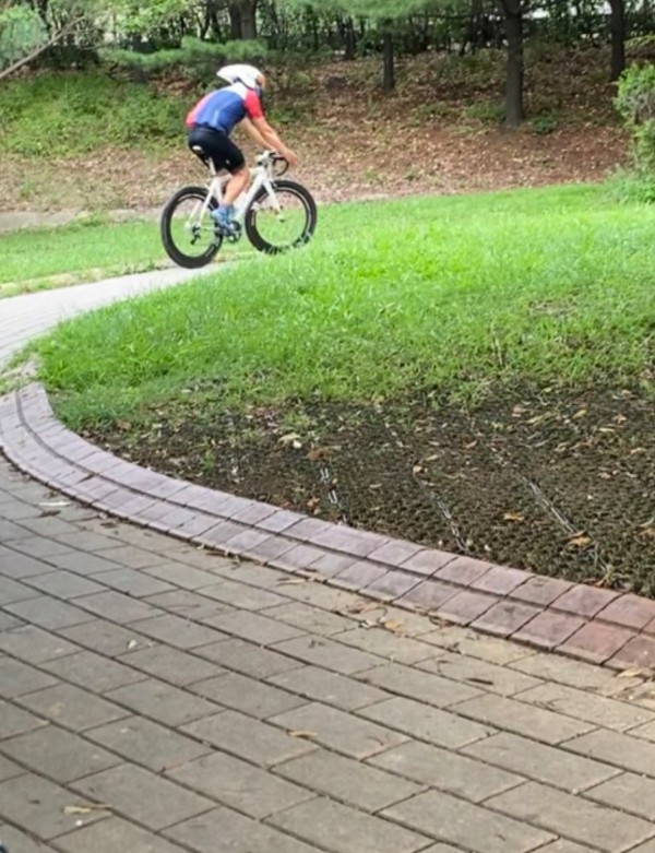 한강 변태 라이더 자전거 커뮤니티 해당남성 특징 공유