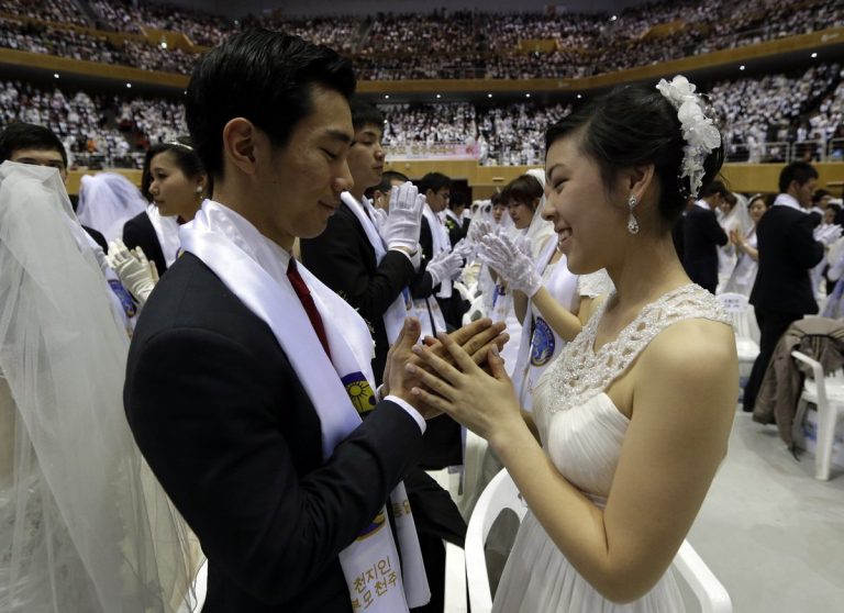 "결혼상대 랜덤" 통일교 합동 국제결혼식 신부 외모 보고 누리꾼 깜짝 놀란 이유 (사진)