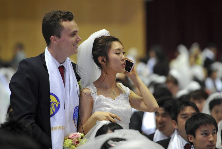 "결혼상대 랜덤" 통일교 합동 국제결혼식 신부 외모 보고 누리꾼 깜짝 놀란 이유 (사진)