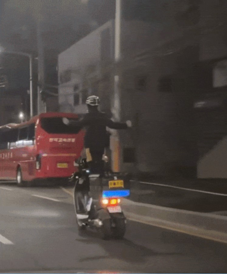 대전 오토바이 배달원 양팔 휘두르며 위험천만 서커스 장면 포착 (사진)