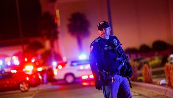 미국 경찰 여자 가슴 권총 소지 확인 몸수색 반응 댓글