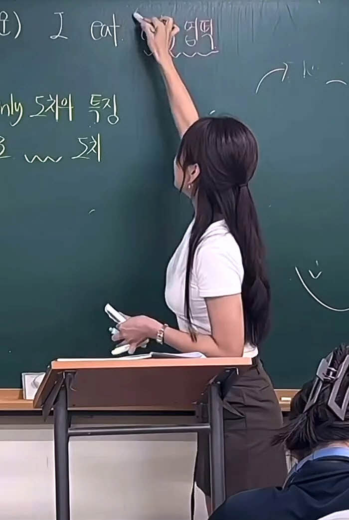 요즘 인기 급상승했다는 고등부 영어 강사 ㄷㄷ (영상4개)