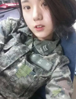 고속버스에서 여군이 옆에 앉은 썰.