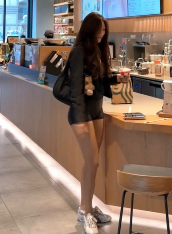 커뮤에서 핫했던 스타벅스 레깅스녀의 얼굴공개(영상)