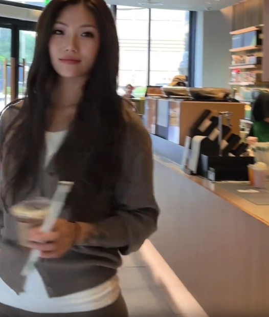 커뮤에서 핫했던 스타벅스 레깅스녀의 얼굴공개(영상)
