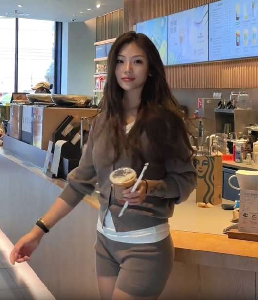 커뮤에서 핫했던 스타벅스 레깅스녀의 얼굴공개(영상)