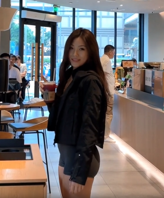 커뮤에서 핫했던 스타벅스 레깅스녀의 얼굴공개(영상)