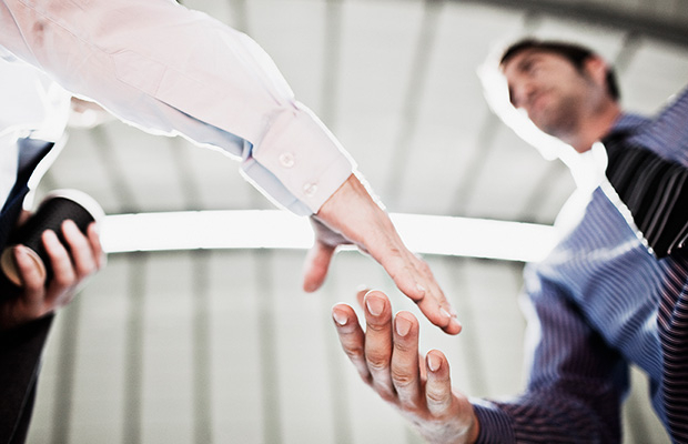 gettyimages-102284150-shaking-hands-tom-merton