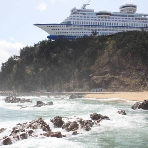 2.-This-floating-cruise-ship-is-actually-a-hotel-in-South-Korea.