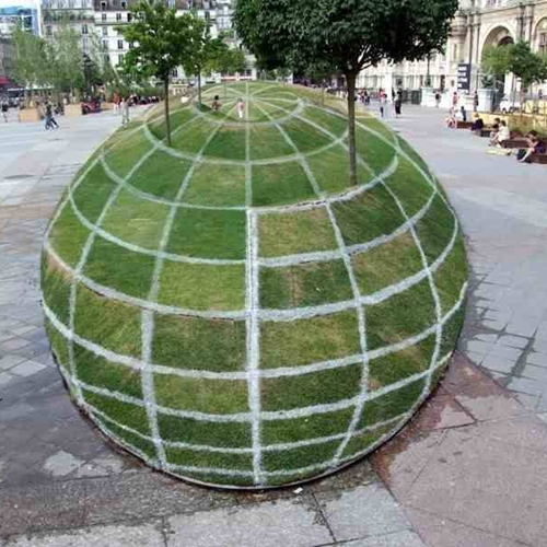 4.-This-optical-illusion-is-outside-of-Paris-City-Hall-and-while-you-might-be-thinking-its-a-sphere-of-grass-its-actually-all-flat-land.