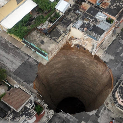 12.-A-sinkhole-in-Guatemala-City-in-2010...yes-this-actually-happened-and-yes-it-really-was-60-feet-wide-and-200-feet-deep.