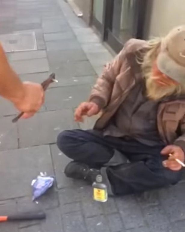 Homeless-man-has-tooth-pulled (1)