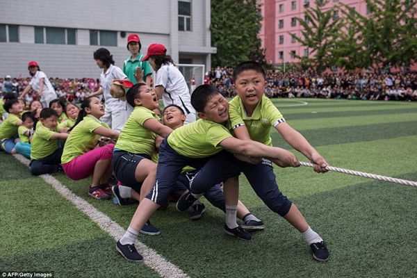 41276A2000000578-4576224-School_children_take_part_in_a_tug_of_war_during_sports_games_ma-a-54_1496740663641