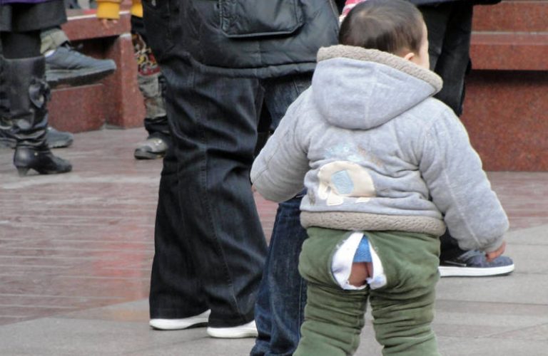 중국 아기들이 엉덩이가 뚫린 바지를 입고 다니는 이유 포스트쉐어