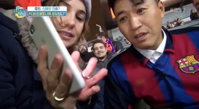 방송인 김종민이 스페인 명문 구단 FC 바르셀로나 SNS에 등장했다.
지난 20일 KBS 2TV ‘하룻밤만 재워줘’에서는 바르셀로나 SNS에 등장한 김종민의 모습이 방송됐다.
이날 방송에서 김종민은 집�