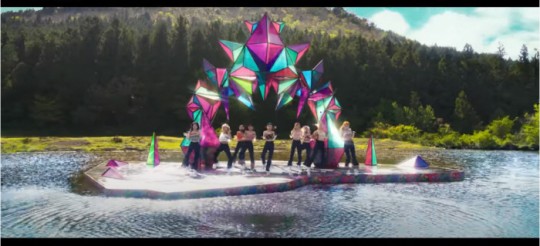 미국 조형예술 작가 데이비스 맥카티가 그룹 트와이스(TWICE)의 뮤직비디오 속 조형물 표절 논란과 관련한 입장을 밝혔다.
데이비스 맥카티는 트와이스 신곡 ‘모어 앤 모어'(MORE & MORE)’ 뮤직비디오에 등장하