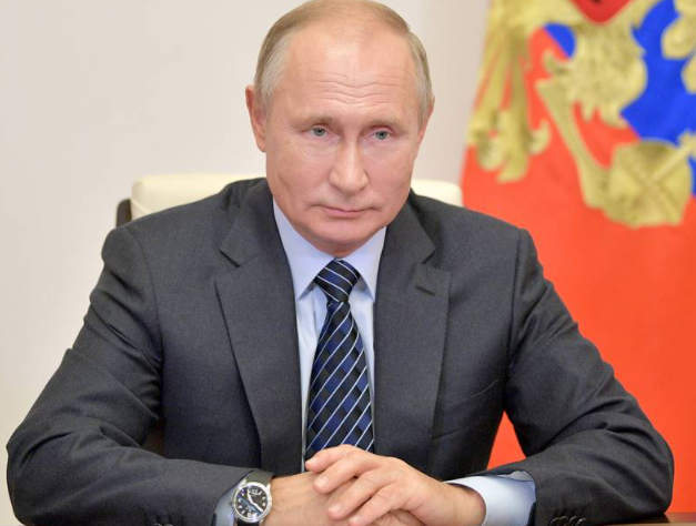 러시아의 블라디미르 푸틴 대통령이 내년 초 대통력직에서 사임한다고 밝혀 러시아 현지 분위기가 심각해지고 있다.
6일 오전(현지시간) 러시아 현지 매체들은 일제히 2021년 초 푸틴 대통령이 사임한다는 소식을 속보로