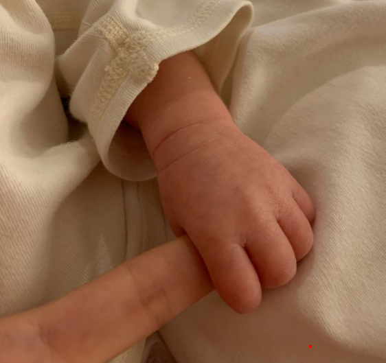일본 출신 방송인 사유리가 갑작스러운 출산 소식을 전해 화제를 모으고 있다.
사유리는 지난 4일 오전 10시 13분경 일본에서 사랑스러운 첫째 아들을 낳았다.
예정일보다 10일 일찍 태어난 아이였지만 엄마의 사랑을 