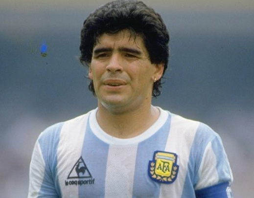 아르헨티나 축구 영웅 디에고 마라도나 사망 소식이 전해진 가운데, 그를 죽인 것이 문재인 대통령이라는 비난 글이 올라왔다.
앞서 마라도나는 25일(현지시간) 심장마비로 세상을 떠났다. 향년 60세.
마라도나는 