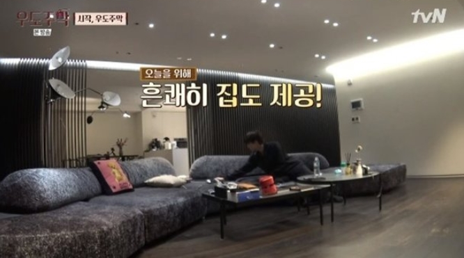 엑소 카이(김종인)의 집이 공개됐다.
7월 12일 방송된 tvN 새 예능프로그램 ‘우도주막’에서는 탁재훈, 유태오, 김희선, 카이가 ‘우도주막’을 오픈하는 모습이 공개됐다.
이날 멤버들은 카�