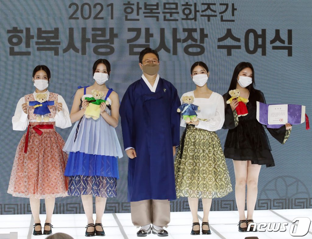 한 걸그룹 멤버가 독특한 패션을 선보였다.
지난 13일 서울 강남구 코엑스 라이브 플라자에서 열린 2021 가을 한복문화주간 한복사랑 감사장’수여식에 브레이브 걸스(브브걸)이 참석했다.
이날 멤버들은 행사 취지