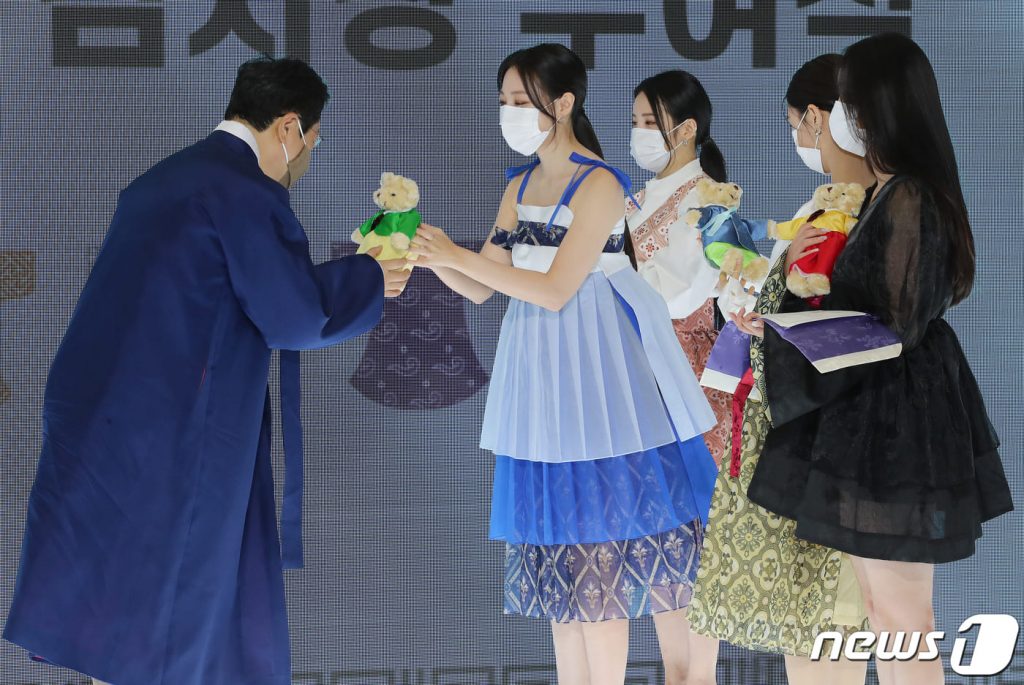 한 걸그룹 멤버가 독특한 패션을 선보였다.
지난 13일 서울 강남구 코엑스 라이브 플라자에서 열린 2021 가을 한복문화주간 한복사랑 감사장’수여식에 브레이브 걸스(브브걸)이 참석했다.
이날 멤버들은 행사 취지