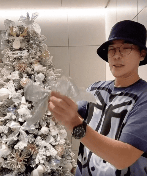 한 유명인이 자신이 거주 중인 아파트 현관에 사비로 고가의 크리스마스 트리를 설치했다.
지난달 30일 유명 스타일리스트 김우리는 자신의 인스타그램에 트리 제작 영상 하나를 공개했다.
해당 영상에서 그는 손수 트리를 �