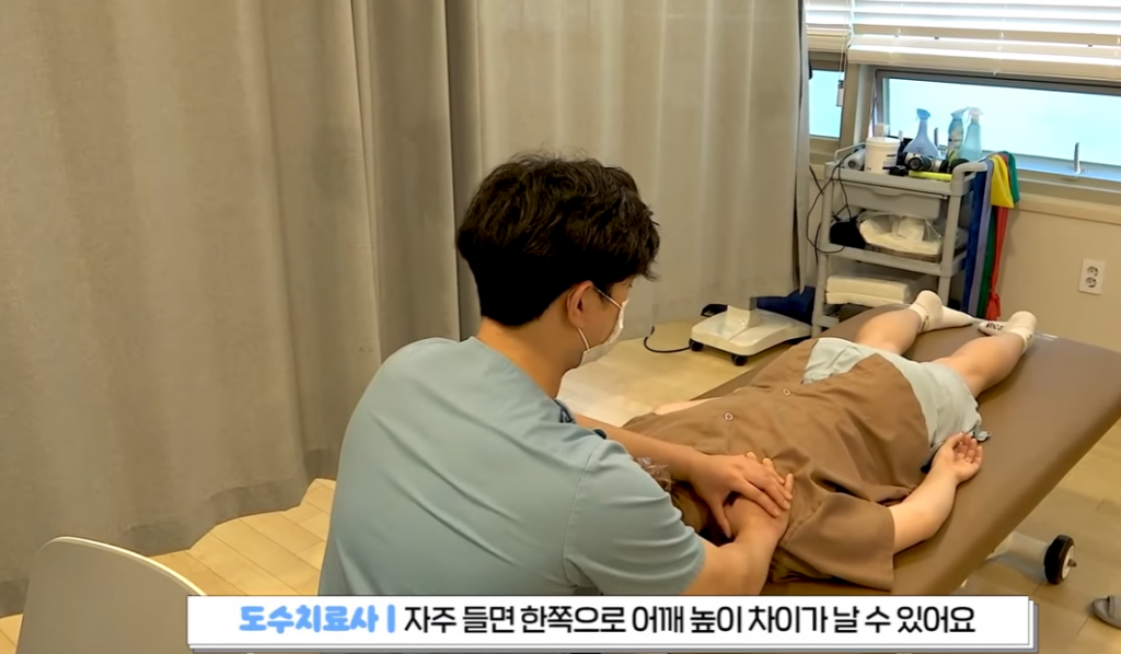한국에 거주 중인 외국인 여고생들이 직접 정형외과에서 도수치료를 받은 영상이 화제를 모으고 있다.
골반과 척추가 뒤틀려 발생하는 ‘골반전방경사’ ‘허리디스크’ 등 질병은 현대인들의 고질병이다.