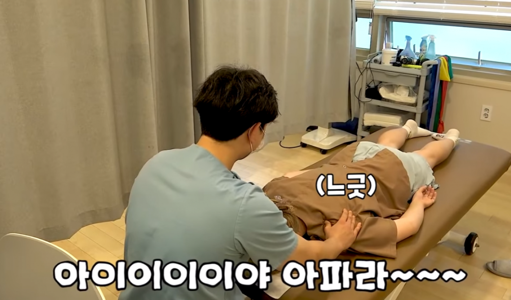 한국에 거주 중인 외국인 여고생들이 직접 정형외과에서 도수치료를 받은 영상이 화제를 모으고 있다.
골반과 척추가 뒤틀려 발생하는 ‘골반전방경사’ ‘허리디스크’ 등 질병은 현대인들의 고질병이다.