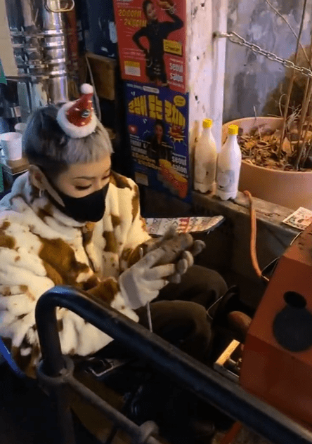 래퍼 치타의 근황이 공개됐다.
지난 11일 치타는 자신의 인스타그램에 군고구마를 파는 영상과 사진을 올렸다.
공개된 영상 속 치타는 서울 강남구 신사동 한 길거리에서 직접 군고구마를 만들어 시민들에게 판매하고 