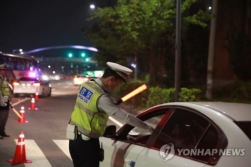 (인천=연합뉴스) 최은지 기자 = 개그맨 출신 트로트 가수인 김진혁(34)씨가 음주운전을 하다가 사고를 내 경찰 조사를 받고 있다.
인천 남동경찰서는 교통사고처리특례법상 치상 혐의로 김씨를 조사하고 있다고 23일 밝혔다.