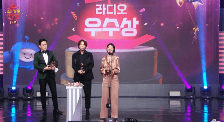 한 여자 연예인이 시상식에서 돌발 행동을 했다.
지난 29일 서울 마포구 상암동 MBC에서는 ‘2021 MBC 연예대상’ 시상식이 열렸다.
이날 개그우먼 안영미는 라디오 부문 우수상을 수상했다. 그런데 