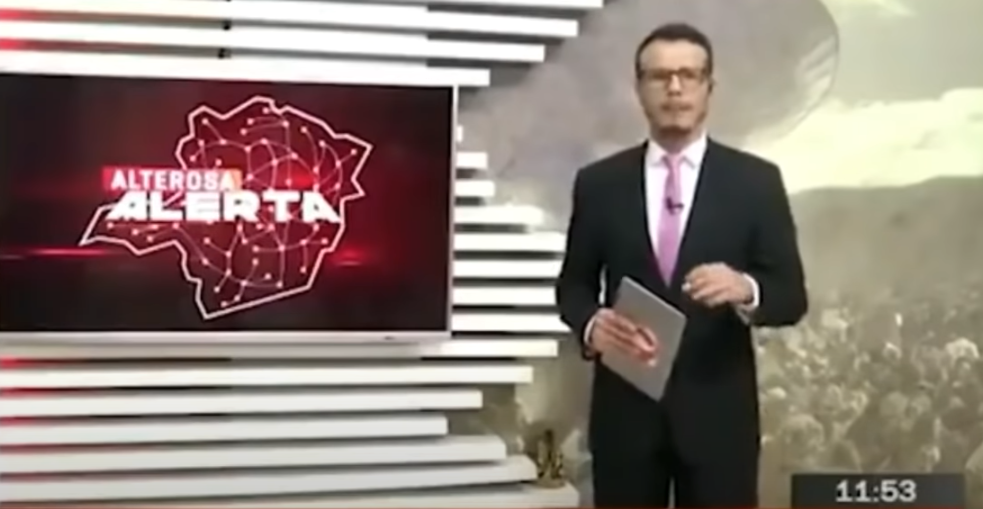 코로나19 백신 ‘부스터샷’을 맞은 한 남성 앵커가 생방송 중 심장마비로 쓰러지는 최악의 방송사고가 발생했다.
지난 3일(현지시간) 브라질 방송사 ‘TV 알테로사’의 라파엘 실바(36) 앵커가 아침 뉴스를 생