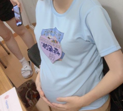 현재 일본 열도가 ‘정자를 제공 받아’ 임신한 한 여성의 사연이 밝혀지며 발칵 뒤집혔다.
 
일본 도쿄에 남편과 거주 중인 여성 A 씨는 남편 사이에서 첫째 아이를 출산한 뒤 산부인과 전문의로부터 충격적인 