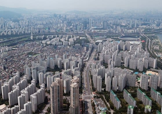 한국에서 가장 땅값이 비싼 전국 표준지 공시지가 TOP 10이 공개돼 화제가 되고 있다.
전국 땅값 산정의 기준이 되는 표준지 공시지가가 올해 10.16% 오른다.
작년보다는 상승 폭이 다소 낮아졌지만 2년 연속 10%대
