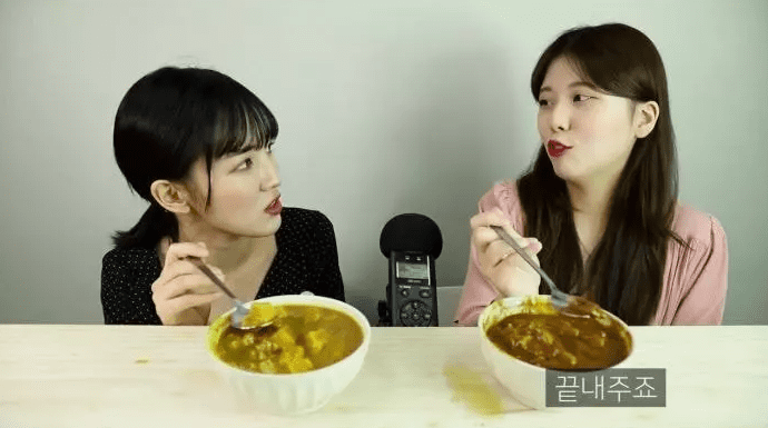 일본인들은 이해하지 못한다는 한국의 음식 조합이 있다.
최근 여러 온라인 커뮤니티에는 ‘한 일본인이 충격 받은 한국 음식 조합’이라는 제목의 글이 올라왔다.
해당 글에는 카레와