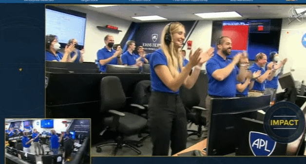 NASA 직원들이 다트 소행성 충돌 실험에 성공하자 기뻐했다