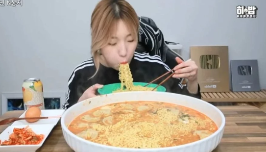 유명 먹방 유튜버 히밥, 처음 밝힌 대식 비결에 누리꾼 너무나 걱정 중이다
