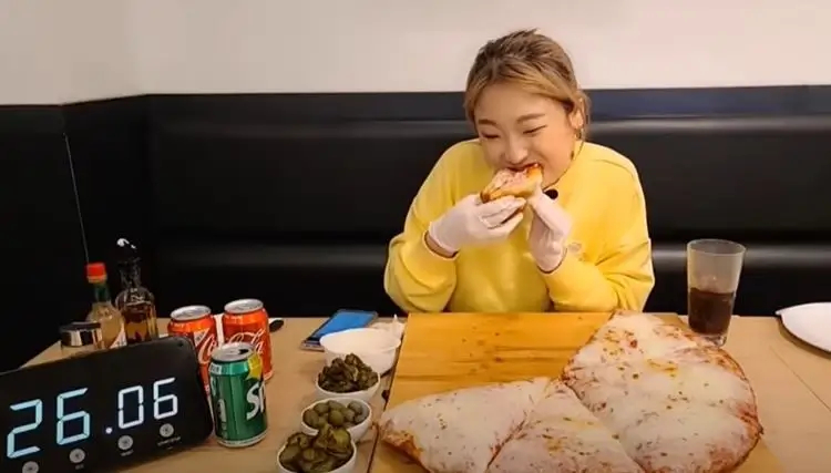유명 먹방 유튜버 히밥, 처음 밝힌 대식 비결에 누리꾼 너무나 걱정 중이다