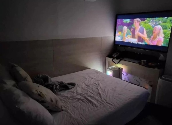 룸카페 내부 모습 침대 TV, 공기청정기, 샤워시설