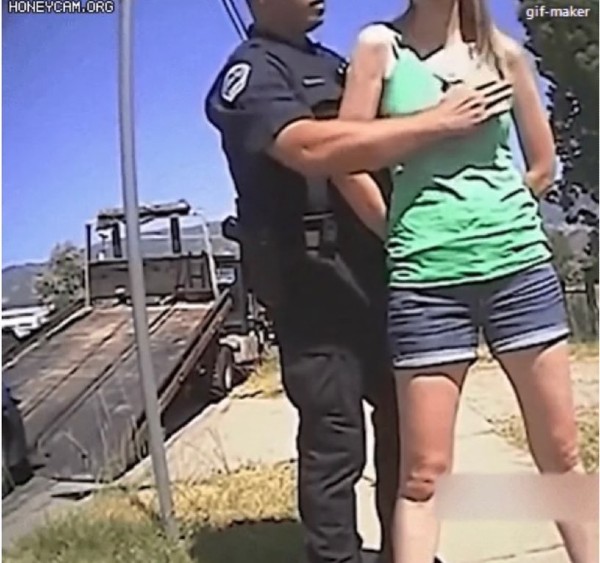 미국 경찰들이 여자 가슴을 만지는 이유