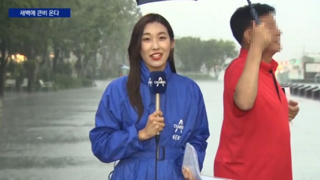 채널A 박건영 기자 장마 폭우 뉴스 생방송 우산남 방송사고