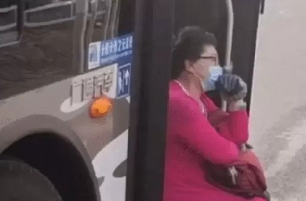 “출근 버스”앞문에 앉아 출발 못 하게 버티는 빌런 아줌마