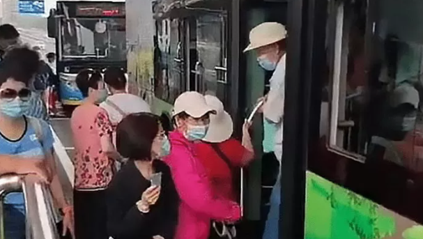 “출근 버스”앞문에 앉아 출발 못 하게 버티는 빌런 아줌마