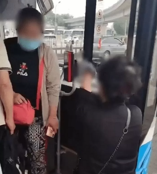 “출근 버스”앞문에 앉아 출발 못 하게 버티는 빌런 아줌마